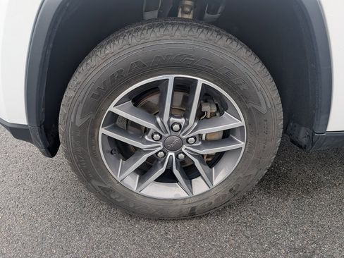 Used 2019 Jeep Grand Cherokee Limited image 11