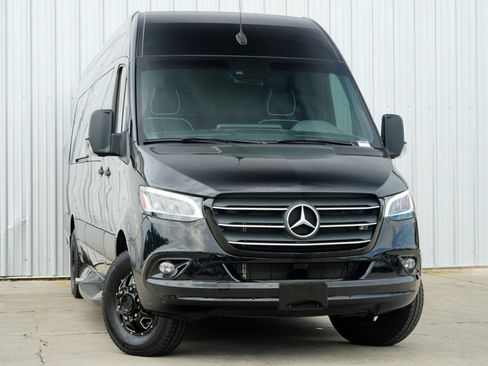 Used 2023 Mercedes-Benz Sprinter 3500 image 4