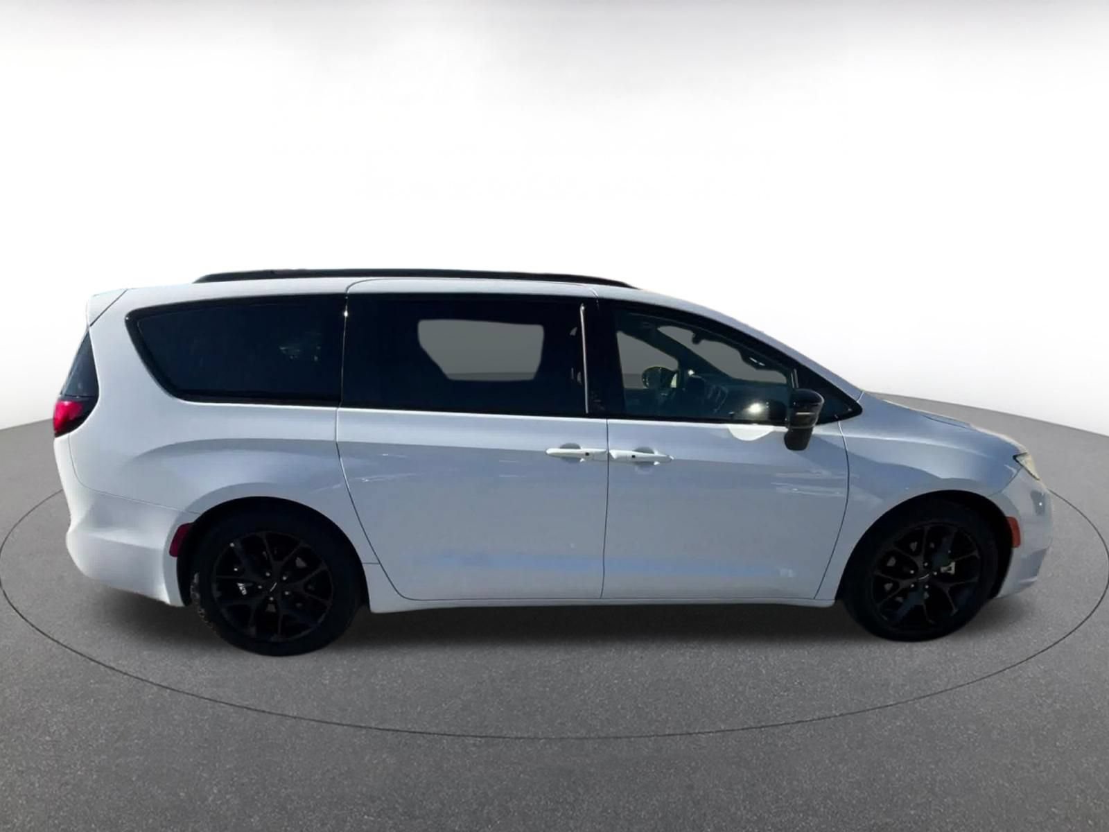 Used 2025 Chrysler Pacifica Limited FWD image 15