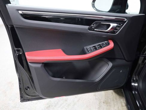 Certified 2025 Porsche Macan image 16