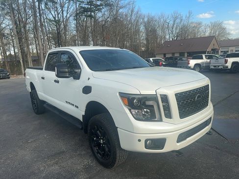 Used 2019 Nissan Titan SV w/ SV Convenience Package image 3