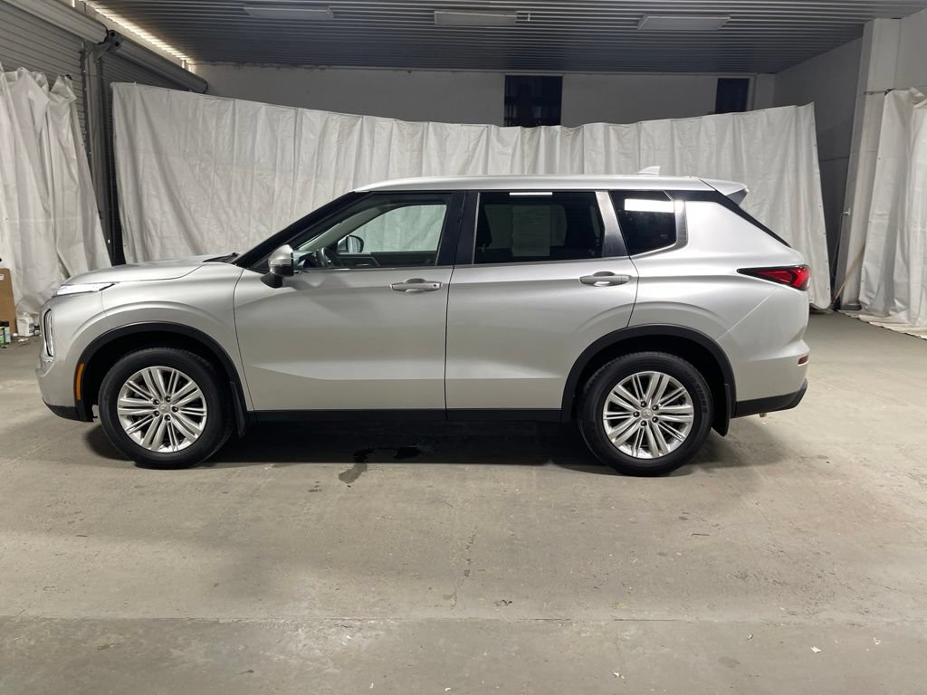 Used 2024 Mitsubishi Outlander ES FWD image 4