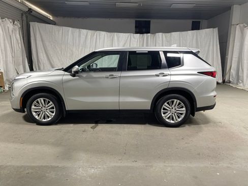 Used 2024 Mitsubishi Outlander ES FWD image 4