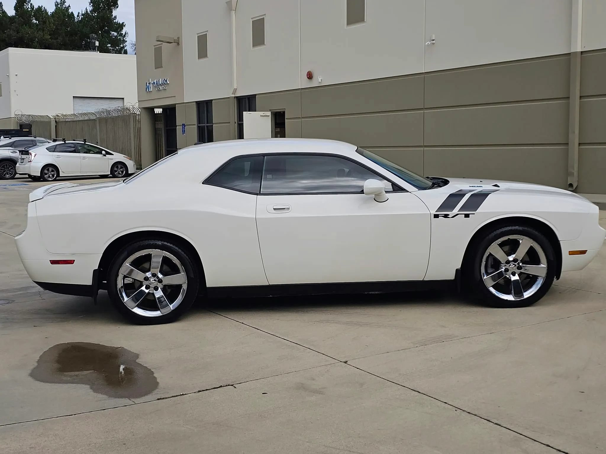 Used 2010 Dodge Challenger R/T RWD image 4