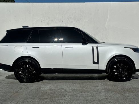 Used 2025 Land Rover Range Rover SE AWD/4WD image 2