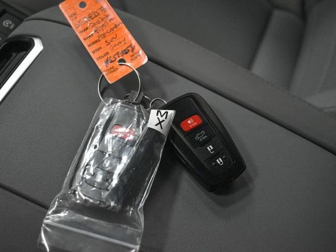 Used 2022 Toyota Highlander XLE image 28