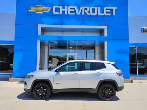 Used 2025 Jeep Compass Latitude w/ Convenience Group AWD/4WD image 11
