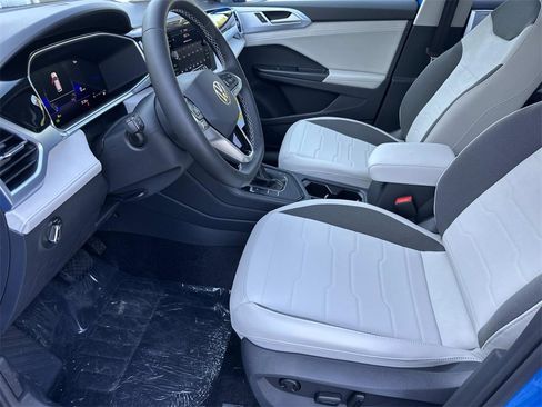 New 2025 Volkswagen Taos SE image 18