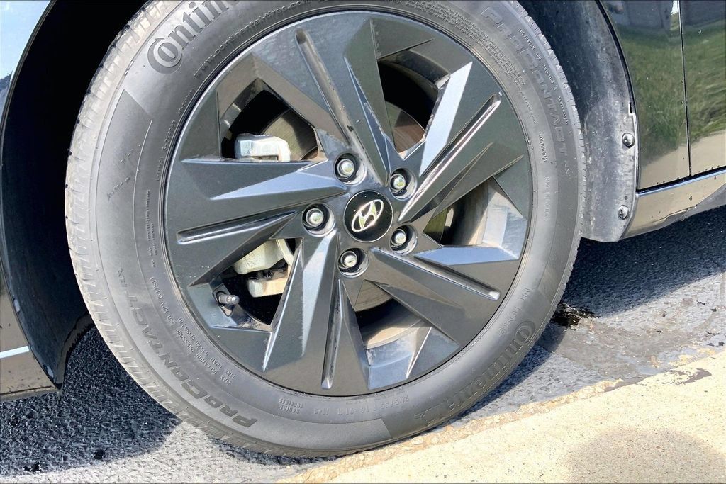 Used 2022 Hyundai Elantra SEL w/ Convenience Package FWD image 3