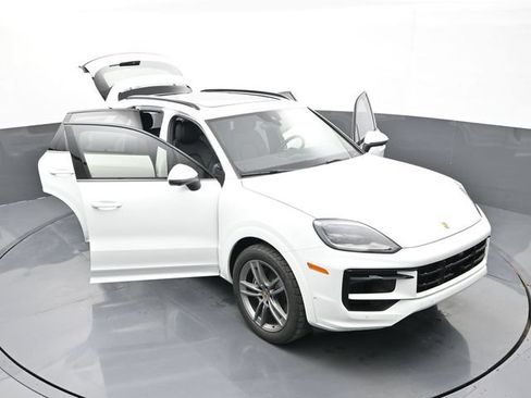 Certified 2025 Porsche Cayenne AWD/4WD image 32