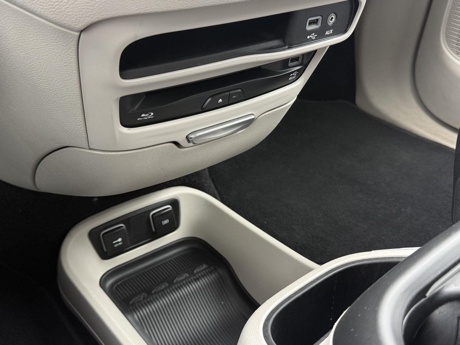 Used 2018 Chrysler Pacifica Touring-L Plus FWD image 41