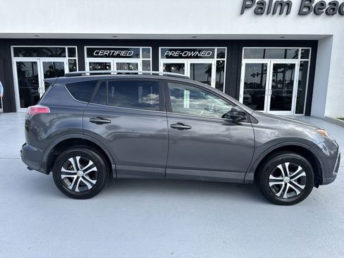 Used 2017 Toyota RAV4 LE FWD image 5