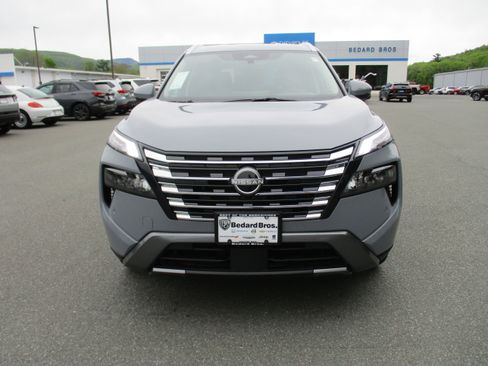 Used 2025 Nissan Rogue SL AWD/4WD image 2