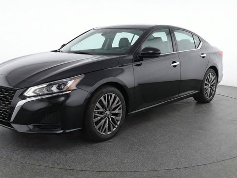 Used 2025 Nissan Altima 2.5 SV FWD image 3
