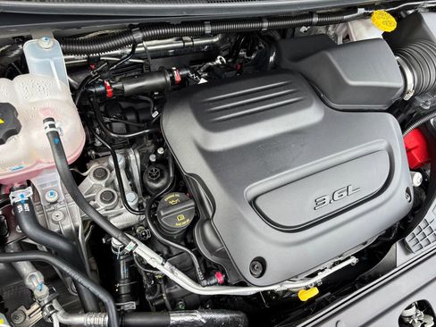 Used 2025 Chrysler Pacifica Select image 14