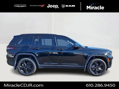 Used 2023 Jeep Grand Cherokee Limited w/ Black Appearance Package image 8