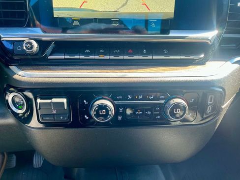 Used 2022 Chevrolet Silverado 1500 LT AWD/4WD image 14