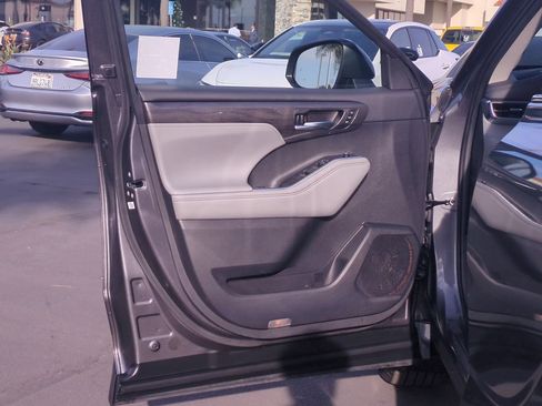 Used 2021 Toyota Highlander Limited image 14