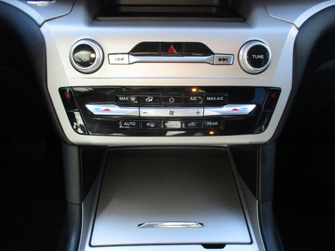 Used 2023 Ford Explorer XLT image 28