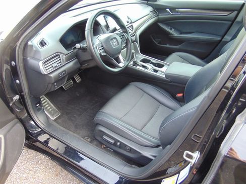 Used 2018 Honda Accord Sport image 2