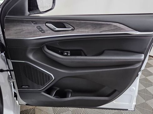 Used 2023 Jeep Grand Cherokee Overland w/ Luxury Tech Group IV image 36