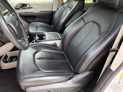 Used 2023 Chrysler Pacifica Touring-L FWD image 17