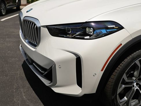 New 2026 BMW X5 xDrive50e w/ Premium Package AWD/4WD image 12
