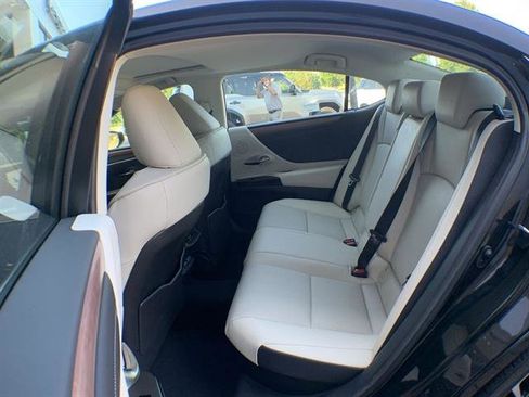 Used 2025 Lexus ES 300h w/ Premium Package image 15