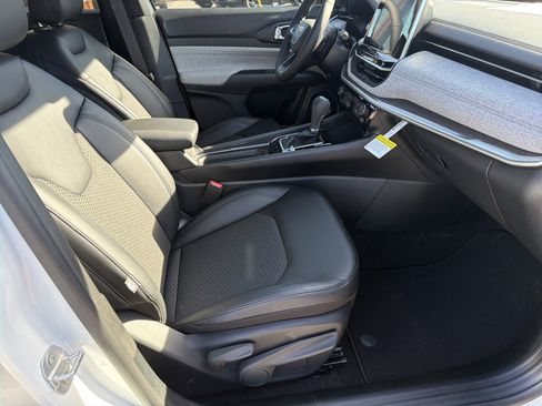 New 2026 Jeep Compass Latitude image 14