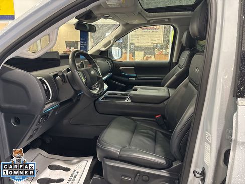 Used 2025 Ford Expedition Platinum AWD/4WD image 2