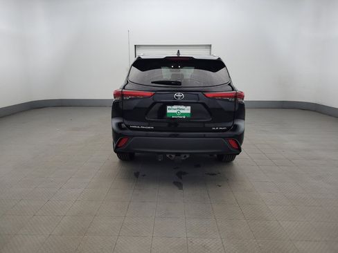 Used 2022 Toyota Highlander XLE image 6