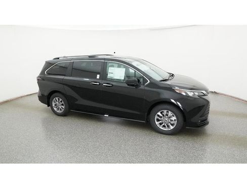 New 2026 Toyota Sienna XLE image 12