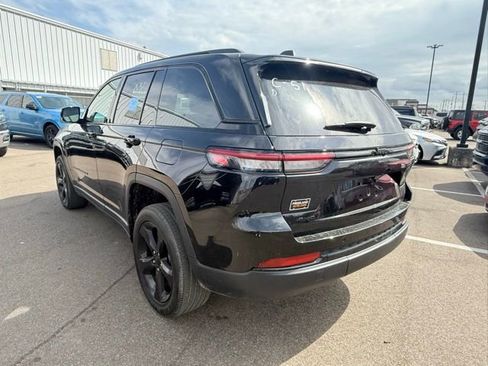 Used 2024 Jeep Grand Cherokee Altitude image 3