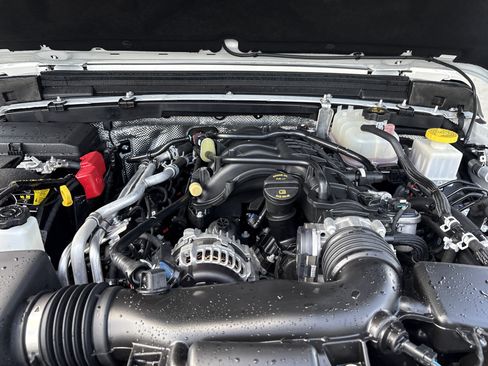 Used 2025 Jeep Gladiator Sport AWD/4WD image 35