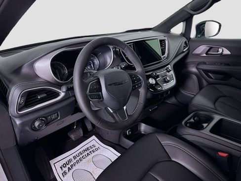 New 2026 Chrysler Pacifica Select image 9