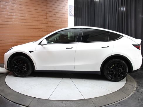 Used 2021 Tesla Model Y Long Range image 10