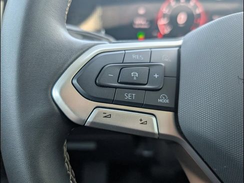 Certified 2025 Volkswagen Tiguan SE w/ Panoramic Sunroof Package AWD/4WD image 14
