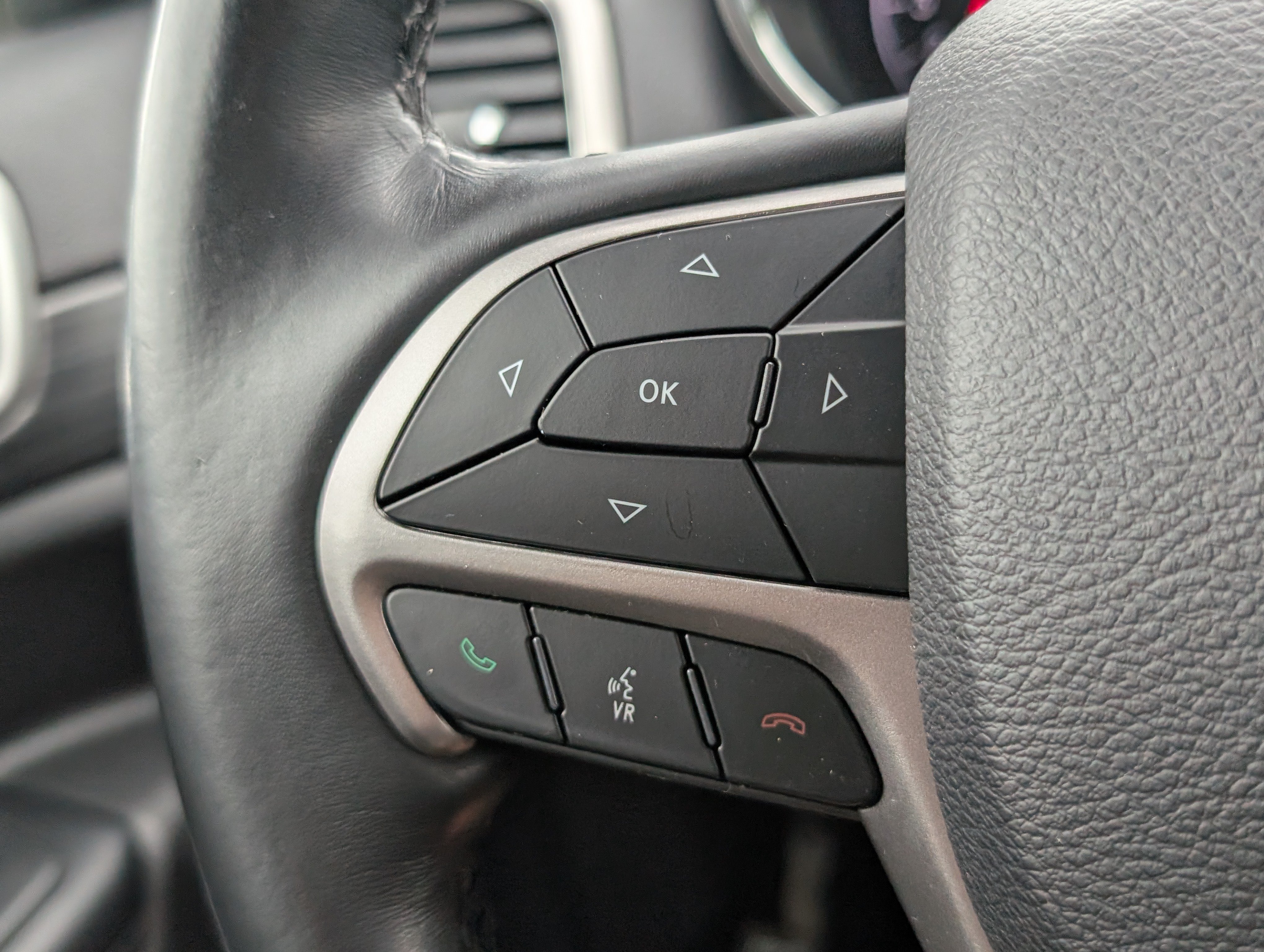 Used 2019 Jeep Grand Cherokee Altitude AWD/4WD image 23