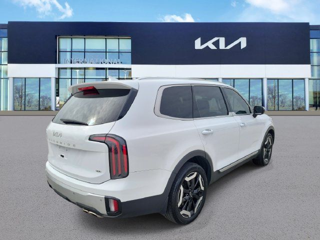 Used 2024 Kia Telluride EX w/ EX Captain's Chair Package AWD/4WD image 3