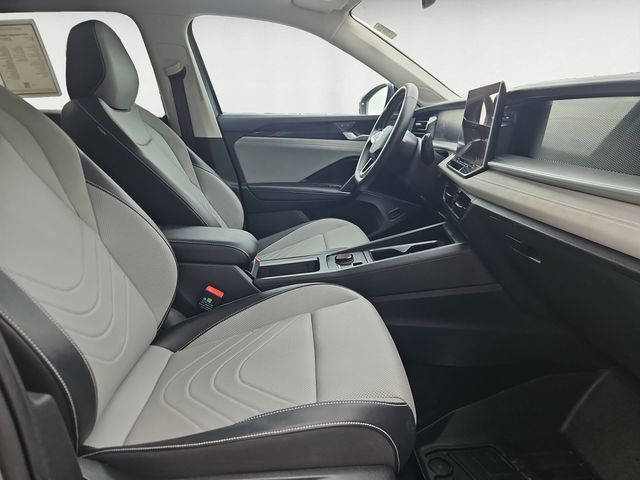 Used 2025 Volkswagen Tiguan SE AWD/4WD image 15