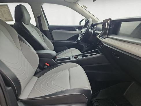 Used 2025 Volkswagen Tiguan SE AWD/4WD image 15