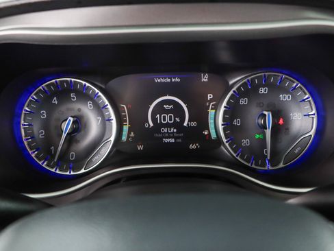 Used 2023 Chrysler Pacifica Touring-L FWD image 15