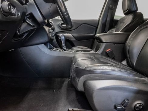 Used 2019 Jeep Cherokee Limited FWD image 11