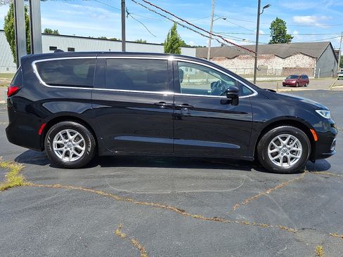 Used 2024 Chrysler Pacifica Touring-L FWD image 1
