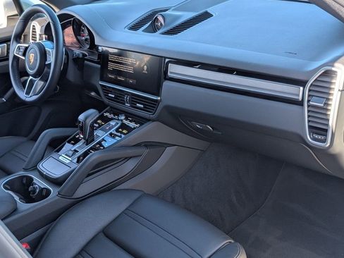 Certified 2022 Porsche Cayenne Platinum Edition image 13