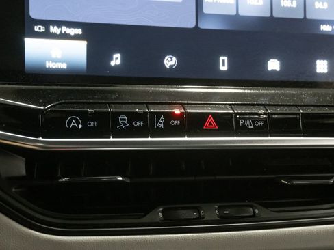 Used 2025 Jeep Compass Limited image 17