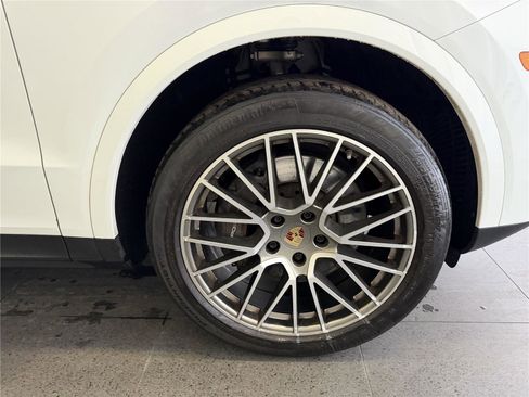 Certified 2022 Porsche Cayenne Platinum Edition image 13