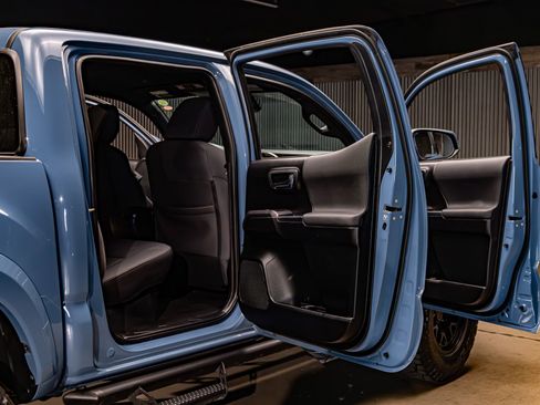 Used 2019 Toyota Tacoma TRD Sport w/ Technology Package image 29