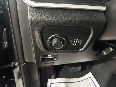 Used 2025 Jeep Grand Cherokee Altitude AWD/4WD image 33