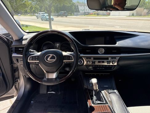 Used 2017 Lexus ES 300h w/ Luxury Package FWD image 5